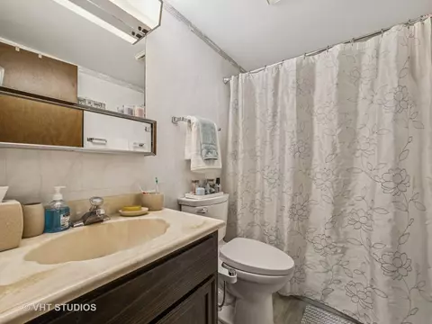 Bath - 11712 Westend Dr, Algonquin, IL 60102 photo 1 of 2