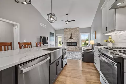 Kitchen - 1815 Glenbridge Rd, Bloomington, IL 61704 photo 4 of 5