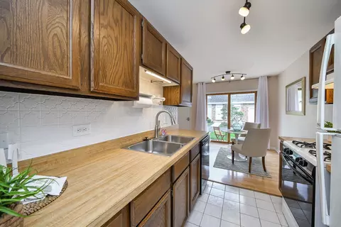Kitchen - 463 Sunnybrook Ln, Wheaton, IL 60187 photo 1 of 2