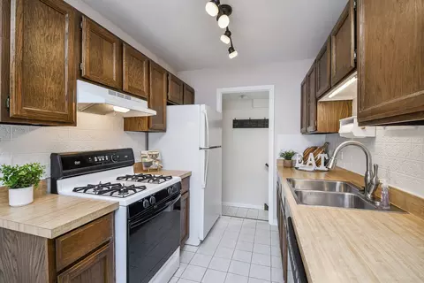 Kitchen - 463 Sunnybrook Ln, Wheaton, IL 60187 photo 2 of 2