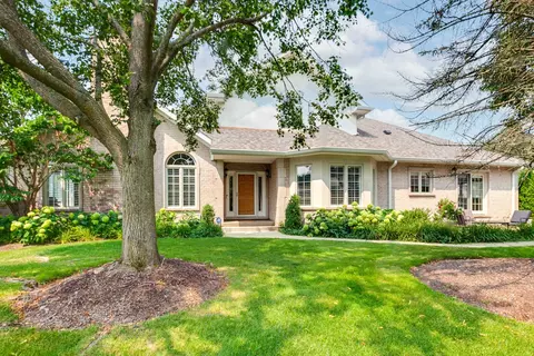 1118 Pine Oaks Cir, Lake Forest, IL 60045