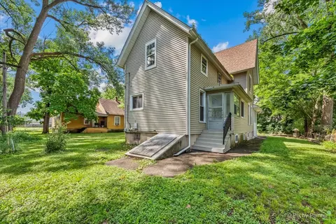 Exterior - 767 Dixon Ave, Elgin, IL 60120 photo 7 of 10