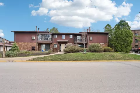 68 Pier Dr #102, Westmont, IL 60559