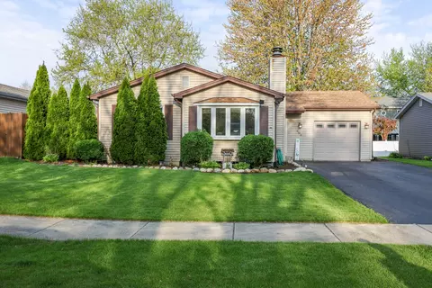302 Pin Oak Dr, North Aurora, IL 60542