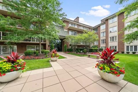 5 Oak Brook Club Dr #N303, Oak Brook, IL 60523