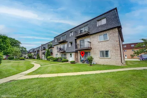 9444 Bay Colony Dr #1S, Des Plaines, IL 60016