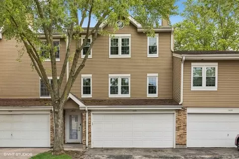 1422 Oakleaf Ln, Woodstock, IL 60098
