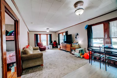 Living - 441 E Walnut St, Watseka, IL 60970 photo 4 of 5