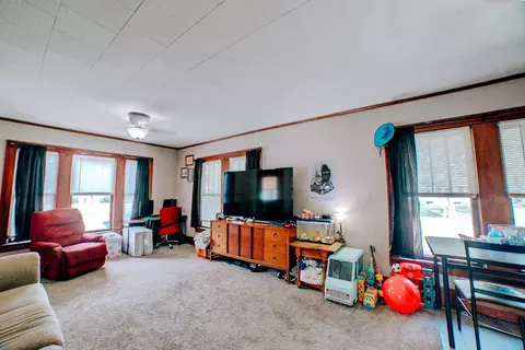 Living - 441 E Walnut St, Watseka, IL 60970 photo 2 of 5