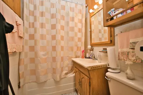 Bath - 551 E 149 St, Harvey, IL 60426 photo 1 of 2