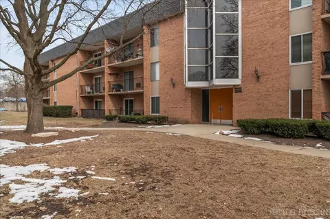 1052 N Mill St #111, Naperville, IL 60563