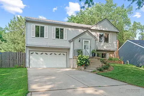 3 Manchester Ln, Vernon Hills, IL 60061