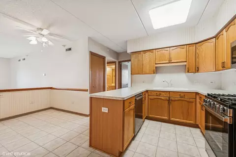 Kitchen - 650 S River Rd #504, Des Plaines, IL 60016 photo 1 of 2