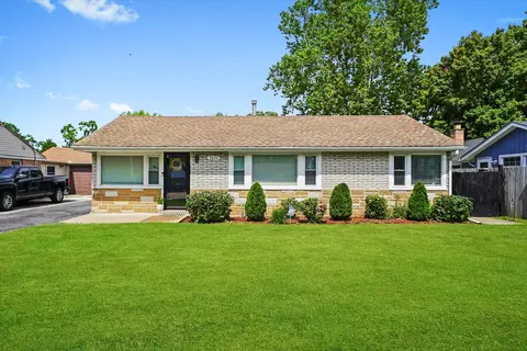 5044 Oak Center Dr, Oak Lawn, IL 60453