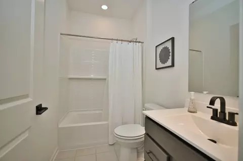 Bath - 1351 Wake Robin Ln, Bartlett, IL 60103 photo 1 of 7