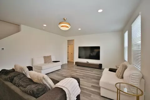 Living - 1351 Wake Robin Ln, Bartlett, IL 60103 photo 2 of 3