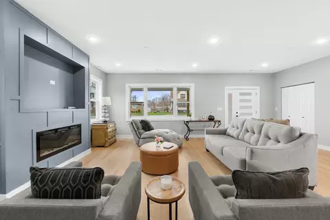 Living - 4113 Eberly Ave, Brookfield, IL 60513 photo 4 of 5