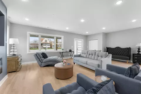 Living - 4113 Eberly Ave, Brookfield, IL 60513 photo 1 of 5