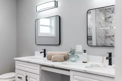 Bath - 4113 Eberly Ave, Brookfield, IL 60513 photo 6 of 11