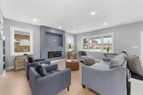 Living - 4113 Eberly Ave, Brookfield, IL 60513 photo 2 of 5