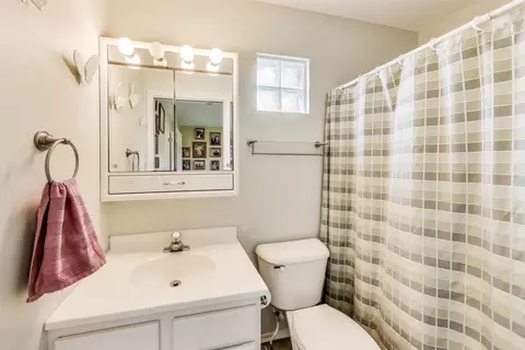 Bath - 714 Whitmore Trl, Mchenry, IL 60050 photo 1 of 2