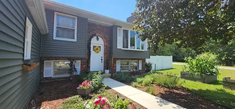 2403 High Point Dr, Lindenhurst, IL 60046 photo 2