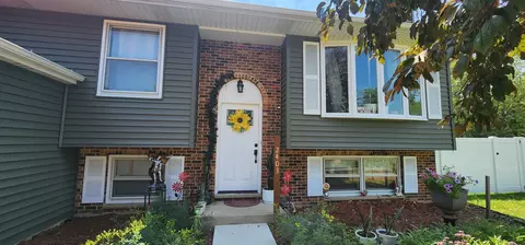 2403 High Point Dr, Lindenhurst, IL 60046