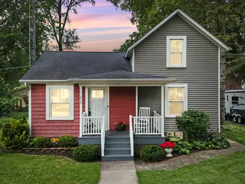 215 S 6th St, Dekalb, IL 60115