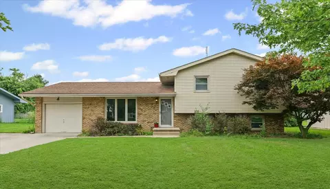 112 Hilton Dr, Lexington, IL 61753