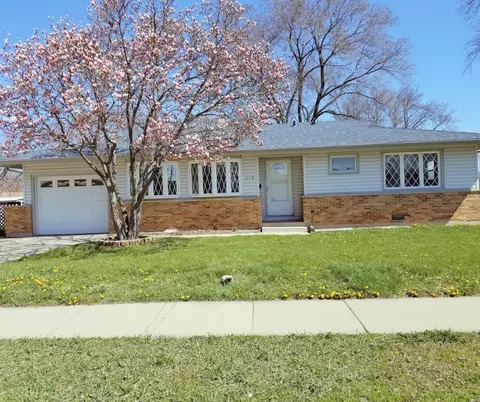 546 Landmeier Rd, Elk Grove Village, IL 60007