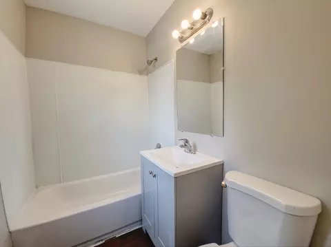 Bath - 1913 170th St, Hazel Crest, IL 60429 photo 1 of 1