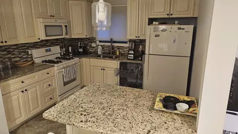 Kitchen - 1094 Cornell Ave #1A, Wheeling, IL 60090 photo 1 of 1