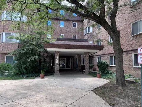 300 S Roselle Rd #307, Schaumburg, IL 60193