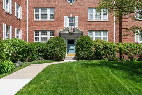 2713 Central St #1W, Evanston, IL 60201