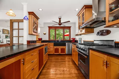 Kitchen - 9 Williamsburg Ct, Evanston, IL 60203 photo 2 of 5