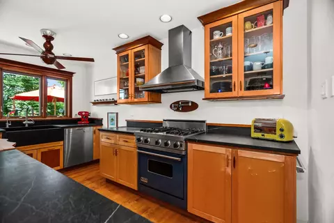 Kitchen - 9 Williamsburg Ct, Evanston, IL 60203 photo 3 of 5
