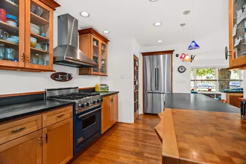 Kitchen - 9 Williamsburg Ct, Evanston, IL 60203 photo 5 of 5