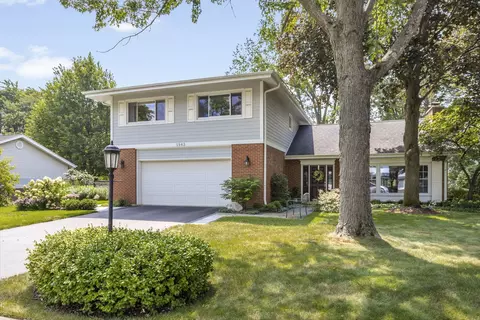 1943 Sunnyside Cir, Northbrook, IL 60062