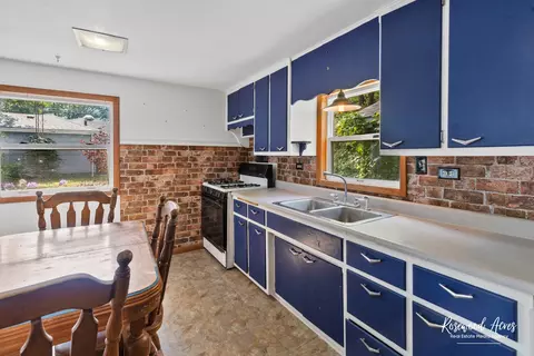 Kitchen - 1784 S Sandbar Rd, Kankakee, IL 60901 photo 2 of 2