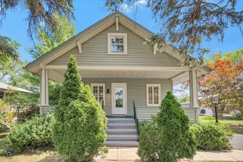 105 Oak Ave, Westmont, IL 60559