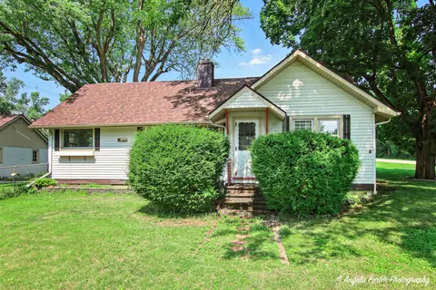 4713 Mccullom Lake Rd, Mchenry, IL 60050