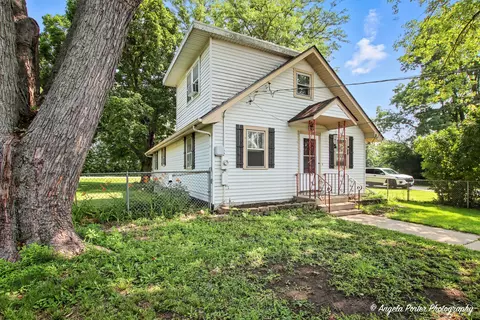 Exterior - 4713 Mccullom Lake Rd, Mchenry, IL 60050 photo 4 of 5