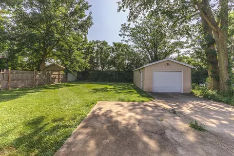 818 Bunn St, Bloomington, IL 61701 photo 31