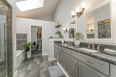 Bath - 26105 W Renwick Rd, Plainfield, IL 60544 photo 2 of 3
