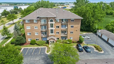 941 N Swift Rd #201, Addison, IL 60101