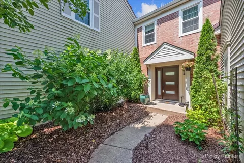 1085 Oswego Rd, Naperville, IL 60540