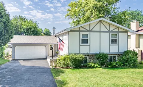 15 W Oak St, Lake In The Hills, IL 60156