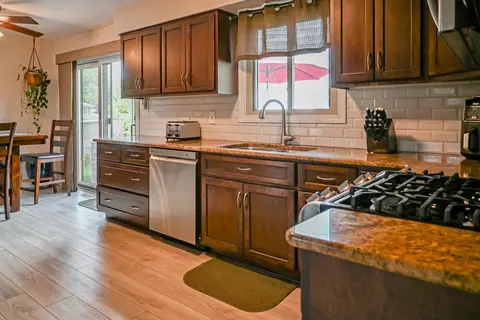 Kitchen - 3931 151st Pl, Midlothian, IL 60445 photo 4 of 4