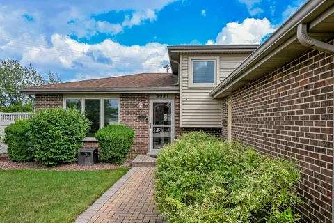 Exterior - 3931 151st Pl, Midlothian, IL 60445 photo 3 of 8