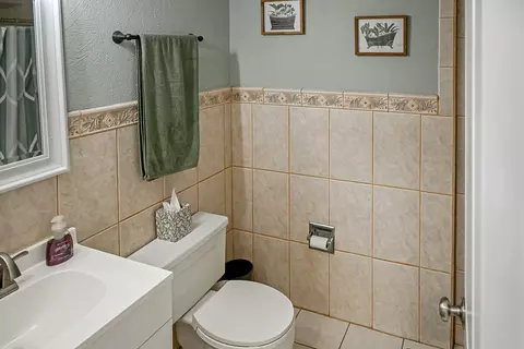 Bath - 3931 151st Pl, Midlothian, IL 60445 photo 2 of 2